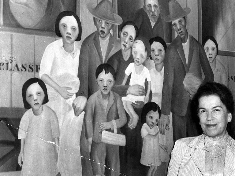 Tarsila do Amaral ao lado do quadro "Segunda Classe", outra tela da fase social da pintora | 1961 / Folhapress