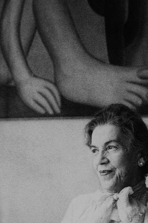 A pintora brasileira Tarsila do Amaral diante de sua obra "Abaporu", 1928 | dez.1964 / Folhapress